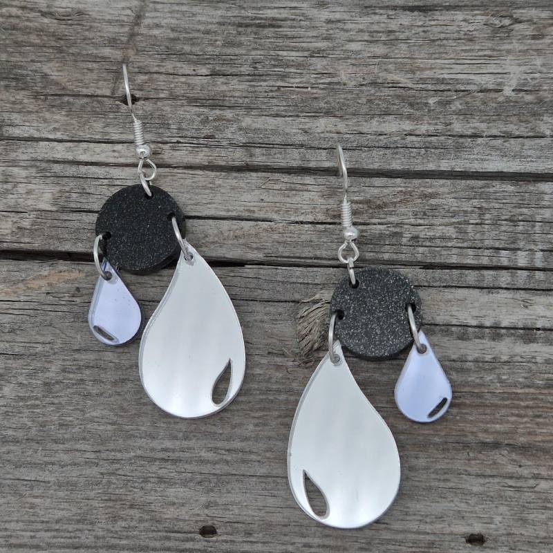 2 Ohrringe - Raindrops Regentropfen Spiegel Leichte Acryl Schwarz Glitzer Silber-Anthrazit von namensklang