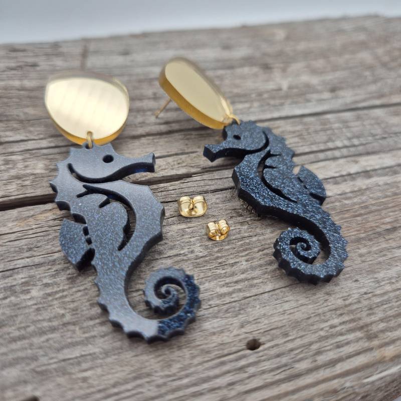 Ohrringe - Goldig Seepferdchen Leichte Acryl -Dunkelblau Glitzer Gold Statement von namensklang