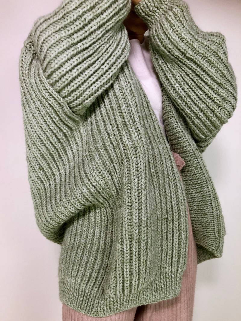 Handmade Strick-Cardigan, Modell "Meri" in Der Farbe Salbei, Oversize Strickjacke Damen Handgestrickt von nanaknitwear