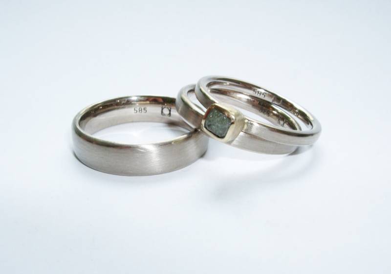 Eheringe Weißgold Mit Einem Schmalen Rohdiamant-Zusteckring von naneadam