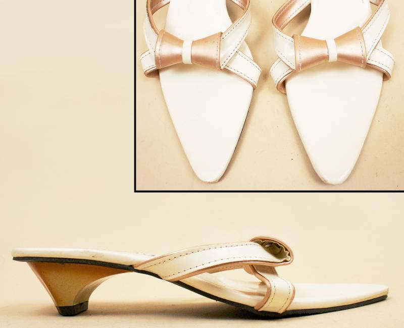 90Er Jahre Y2K Vtg Italienisch Ingrid Vinyl Taupe & Weiß Schleife Mule Kitten Heel Sandale Mod Pointy Toe 5 5.5 Eu 35 35.5 [23 cm] von nanometer