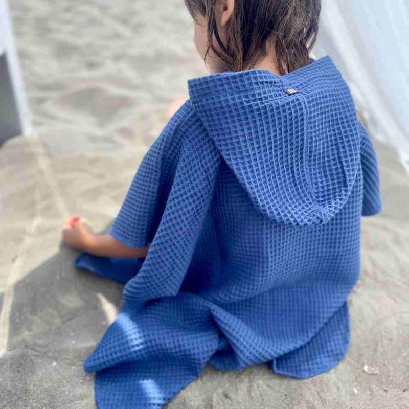 Badeponcho Baumwolle Ocean Blue Kapuzenhandtuch in Vielen Verschiedenen Farben Wabenstoff Personalisierbar Durch Bestickung von nardoniKIDS