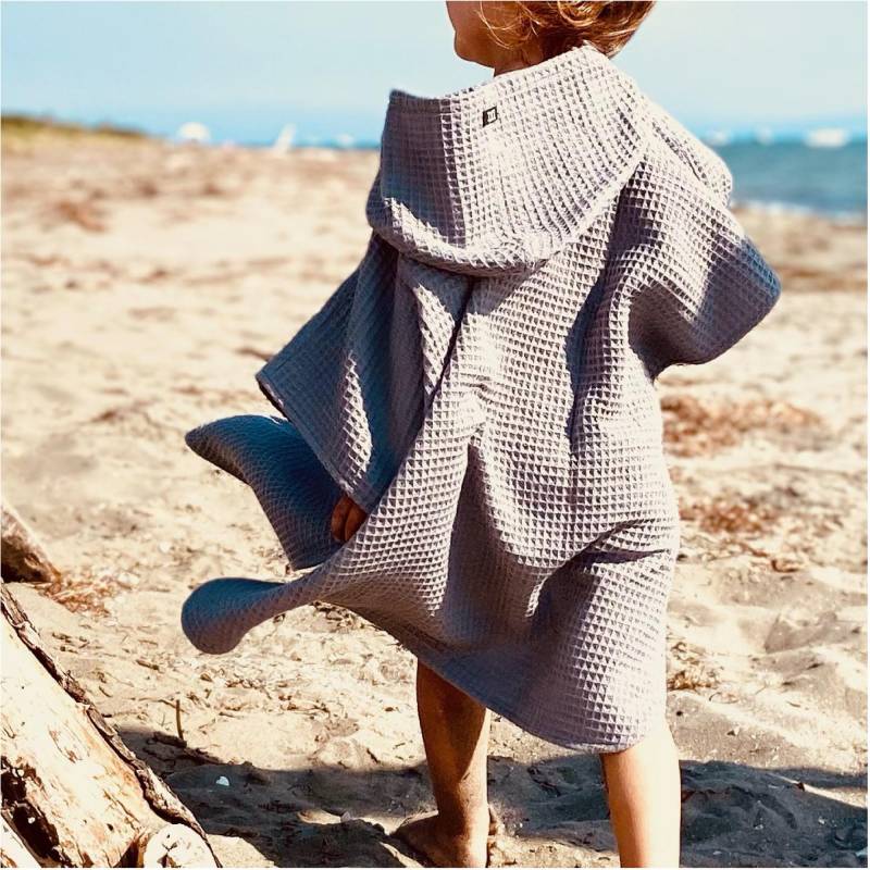 Badeponcho Waffelpiqué Dark Grey Dunkelgrau Kapuzenhandtuch in Vielen Verschiedenen Farben Wabenstoff Personalisierbar Bestickung von nardoniKIDS