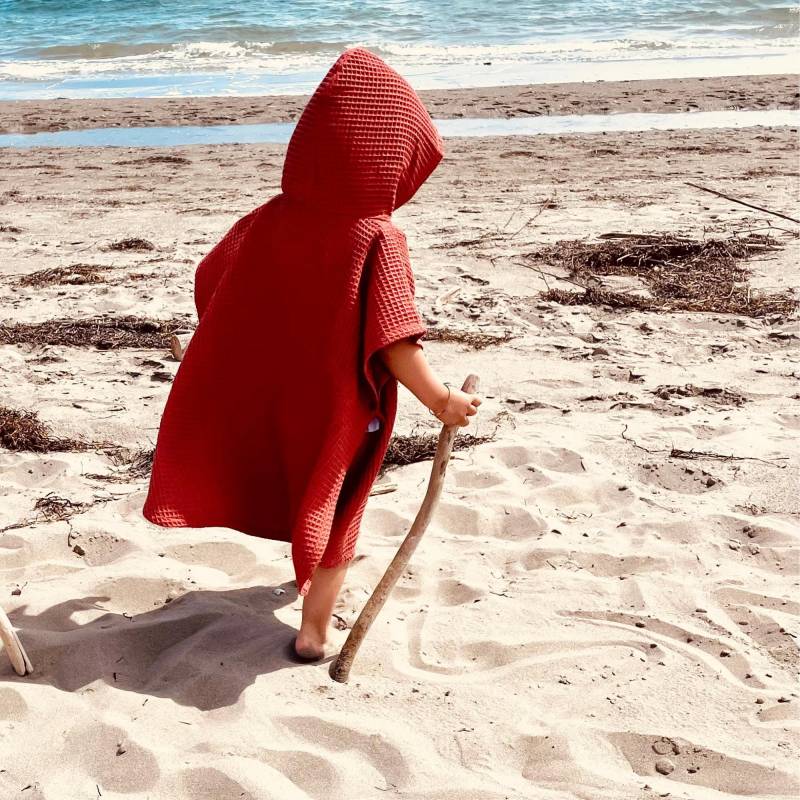 Badeponcho Waffelpiqué Karminrot Kapuzenhandtuch in Vielen Verschiedenen Farben Wabenstoff Personalisierbar Bestickung von nardoniKIDS