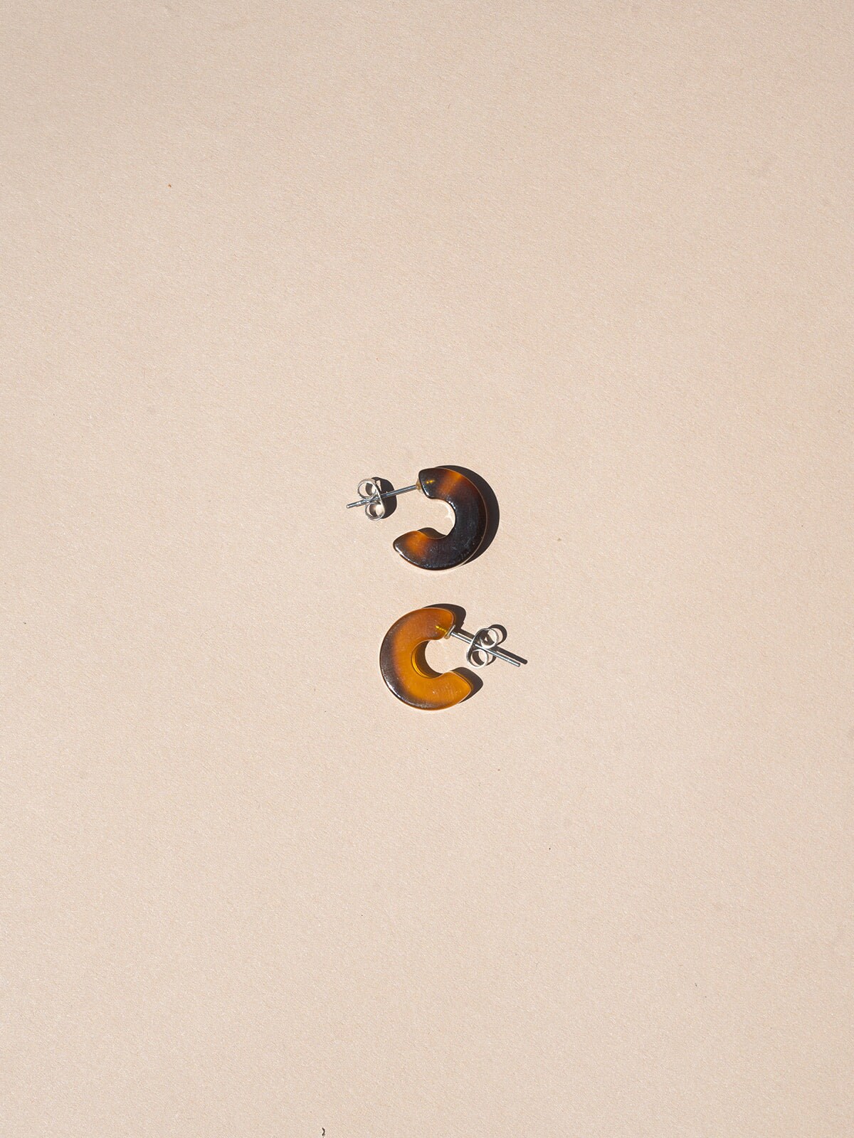 Mali Hazel - Brauner Bernstein Kleine Creolen von natandnoor