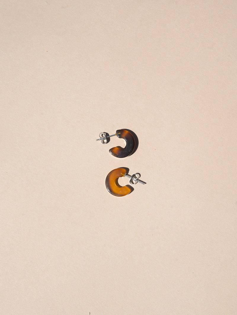 Mali Hazel - Brauner Bernstein Kleine Creolen Mali Hazel - Brauner Bernstein Kleine Creolen von natandnoor