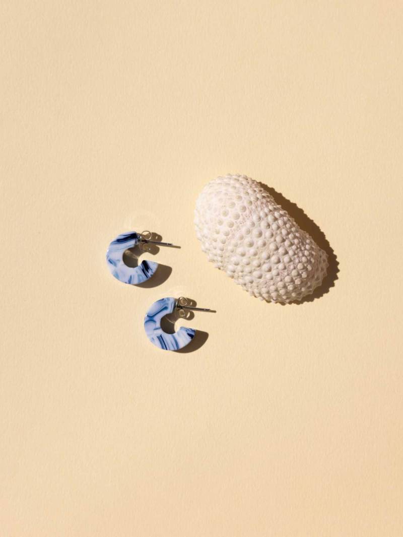 Mali Ocean - Blaue Und Weiße Kleine Creolen von natandnoor