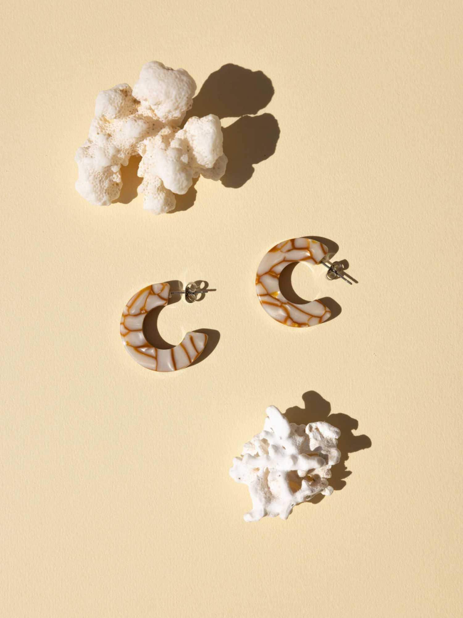 Ray Dandelion - Gelbe Und Weiße Mittelgroße Creolen von natandnoor