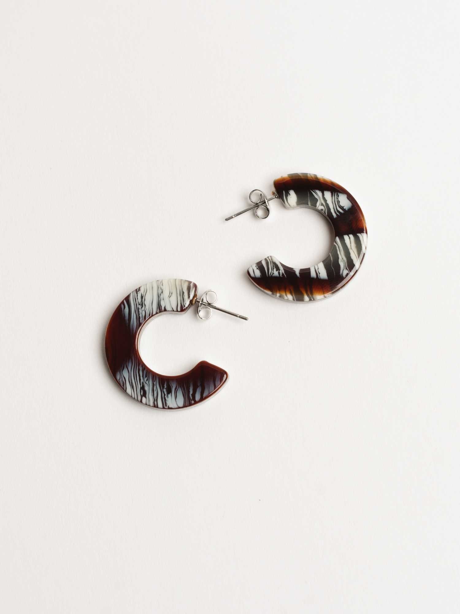 Ray Maple - Braune Und Weiße Mittelgroße Creolen von natandnoor