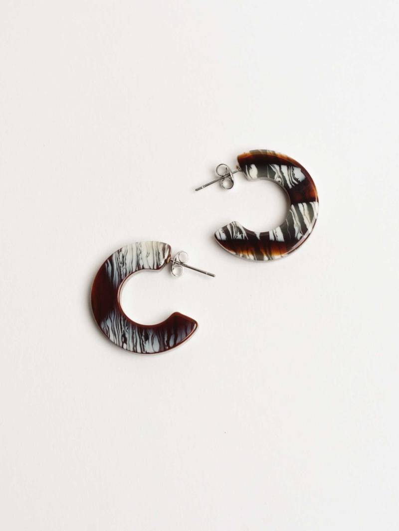 Ray Maple - Braune Und Weiße Mittelgroße Creolen Ray Maple - Braune Und Weiße Mittelgroße Creolen von natandnoor