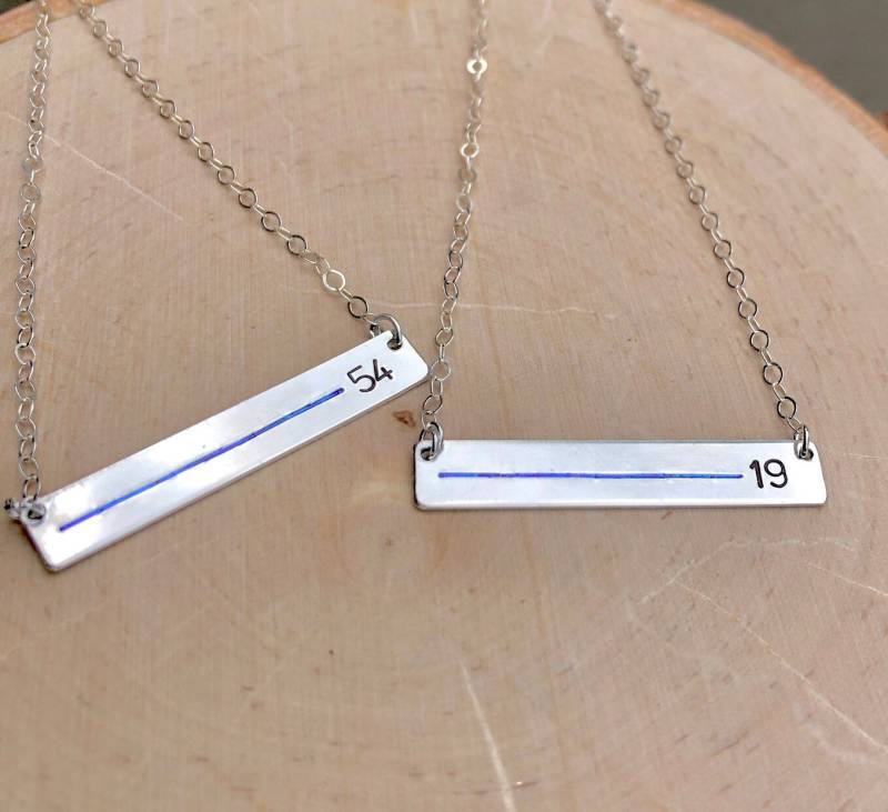 Dünne Blaue Linie Personalisierte Bar Halskette, Feuerwehrmann, Polizei Frau Strafverfolgung Abzeichen-Nummer, Blau Lebt Materie von natashaaloha