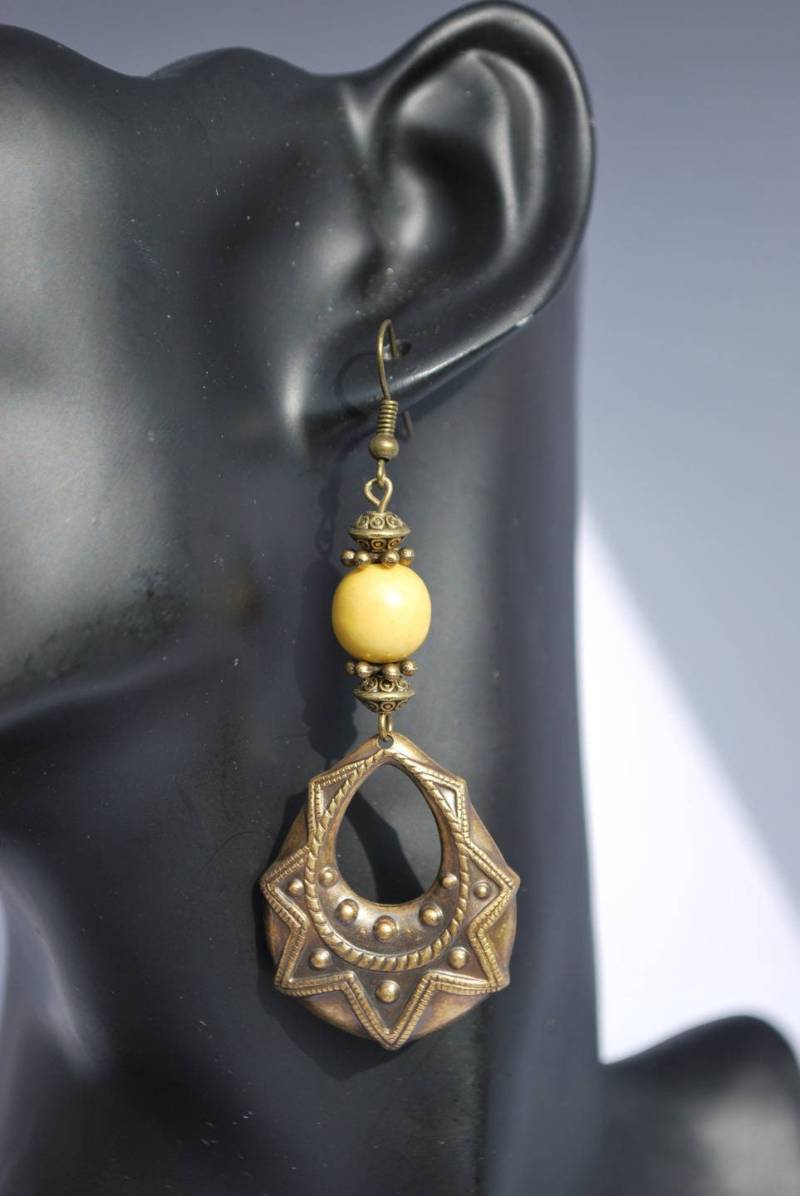 Antike Bronzene Ohrringe Und Keramik von nathyreme