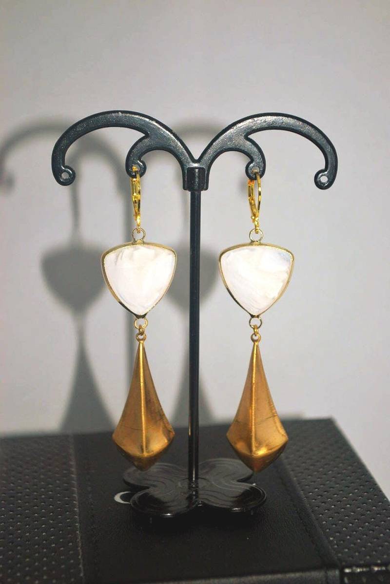 Ohrringe Aus Goldenem Dreieck Und Weißem Glas von nathyreme