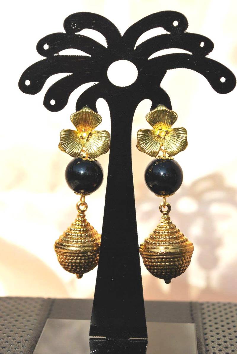 Von Der Natur Inspirierte Ohrringe Aus Vergoldetem Metall von nathyreme