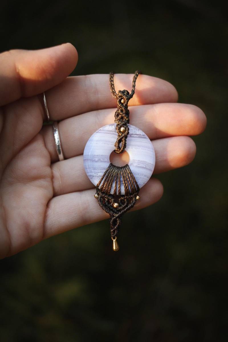 Chalcedon Donut Makramee Halskette | Geknüpfte Boho Kette Mit Eingefasstem Edelstein von nattynaturalcreation