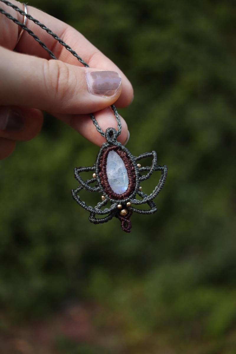 Lotus Regenbogen Mondstein Kette | Geknüpfte Makramee Boho Halskette Mit Eingefasstem Edelstein von nattynaturalcreation