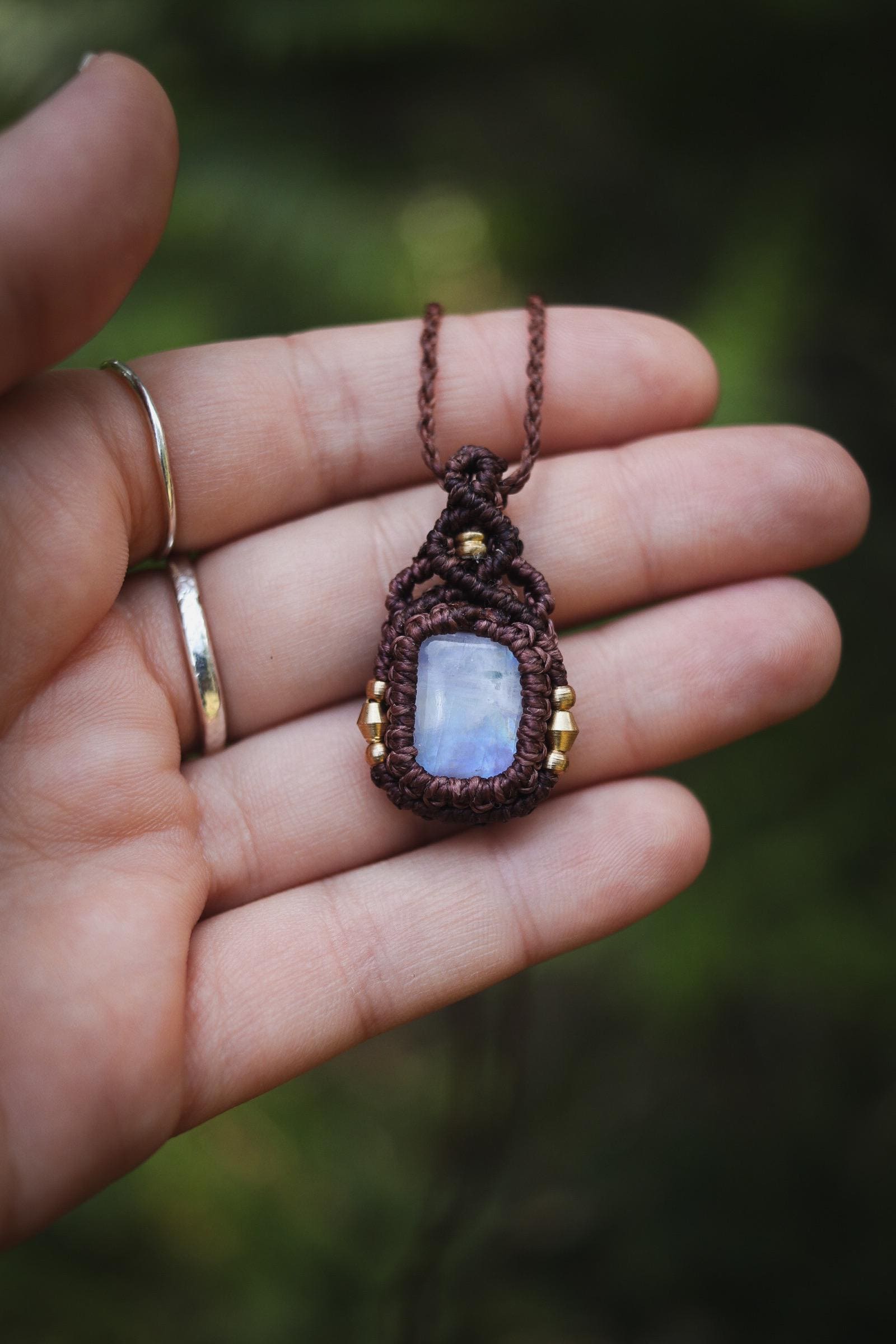 Regenbogen Mondstein Makramee Halskette | Geknüpfte Boho Kette Mit Edelstein Schmuck Regenbogen Mondstein Makramee Halskette | Geknüpfte Boho Kette Mit Edelstein Schmuck von nattynaturalcreation