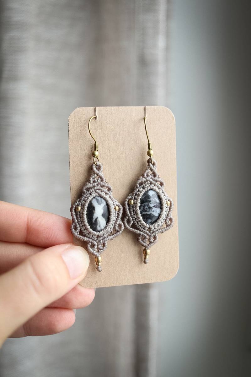 Zebra Jaspis Makramee Ohrringe | Geknüpfter Edelstein Schmuck Boho Hippie von nattynaturalcreation