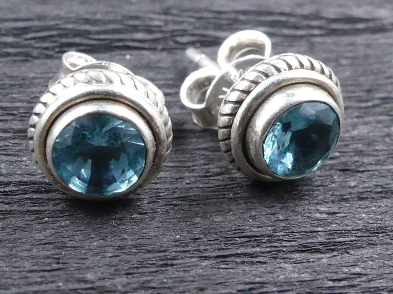 Blau Schillernde Facettierte Peridot 925 Silber Ohrstecker Mit Verzierter Einfassung von naturalmysticsu