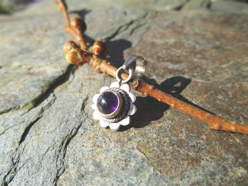 Blumig Verzierter Kleiner Kettenanhänger Aus 925Er Silber Und Rundem Amethyst von naturalmysticsu