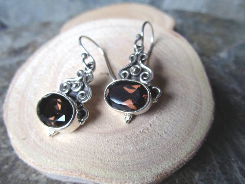 Edle Hübsch Verzierte Ohrhänger Aus 925Er Silber Mit Ovalem Facettierten Rauchquarz von naturalmysticsu