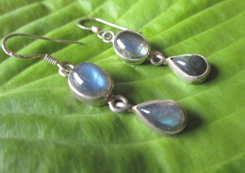 Elegante Ohrhänger Aus 925Er Silber Mit Ovalen Und Tropfenförmigen Labradorit-steinen von naturalmysticsu