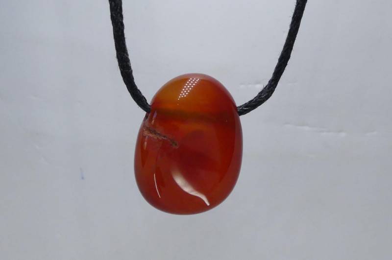 Glücksstein Karneol Mit Verstellbarem Schwarzem Textilband von naturalmysticsu