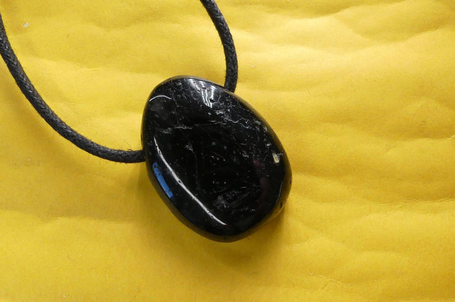 Glückstein Schwarzer Turmalin Mit Schwarzem Verstellbaren Textilband von naturalmysticsu