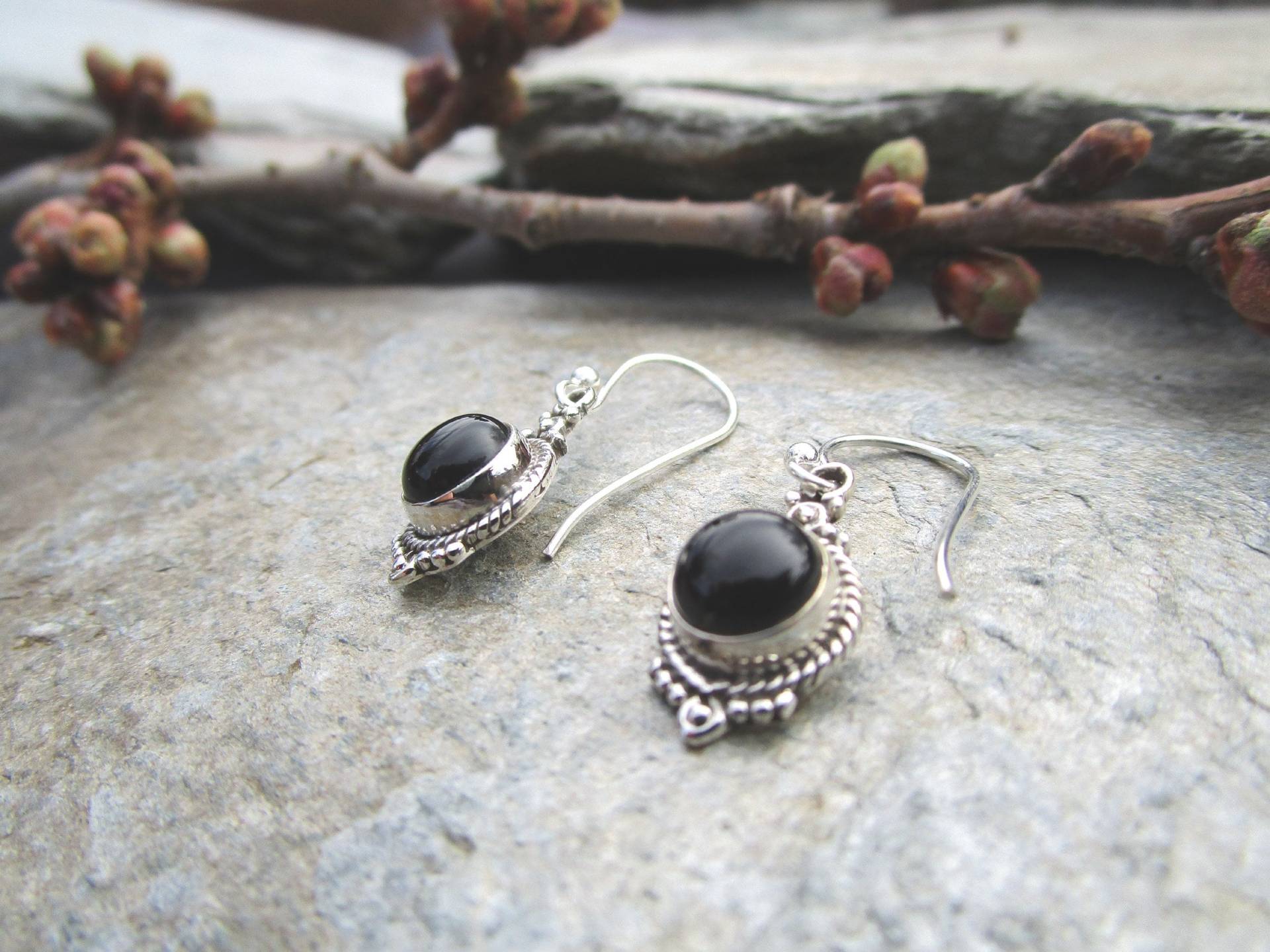 Grazile Ohrhänger Mit Verzierter Einfassung Aus 925Er Silber Und Rundem Onyx von naturalmysticsu