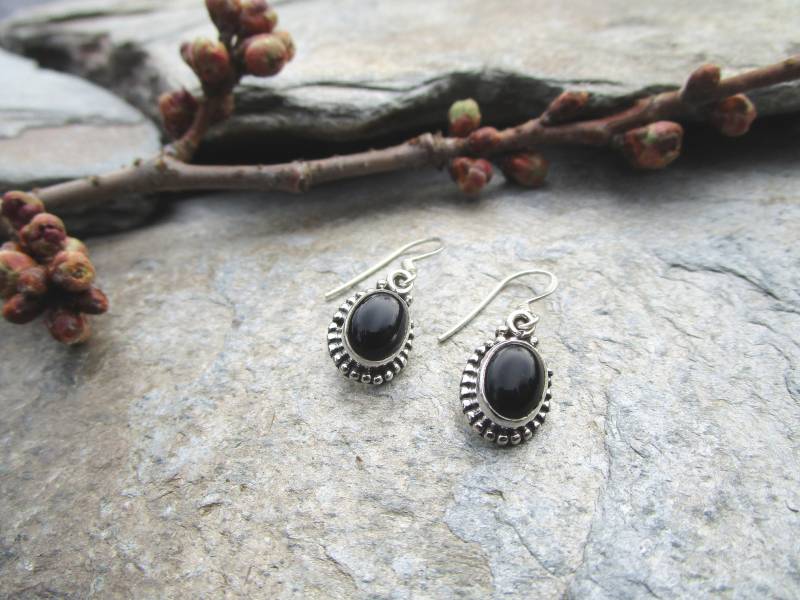 Hübsche Ohrhänger Mit Verzierter Einfassung Aus 925Er Silber Und Ovalem Onyx Hübsche Ohrhänger Mit Verzierter Einfassung Aus 925Er Silber Und Ovalem Onyx von naturalmysticsu