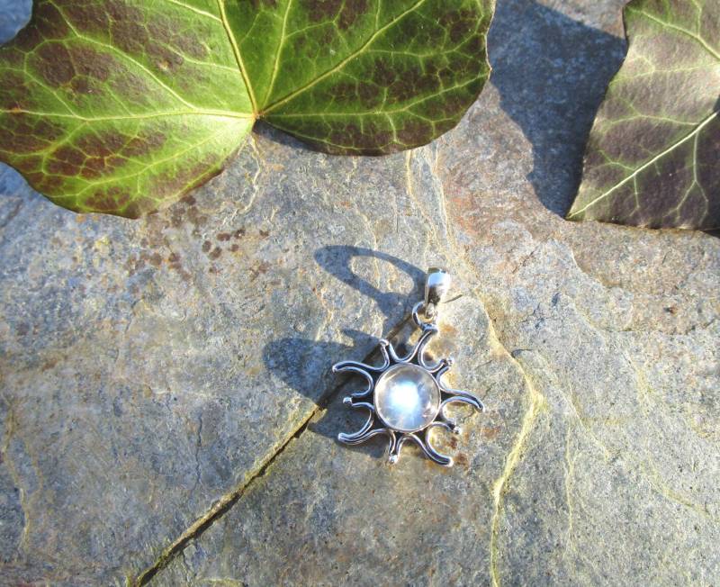 Hübscher Kleiner Sonnenförmiger Anhänger Aus 925Er Silber Mit Mondstein Hübscher Kleiner Sonnenförmiger Anhänger Aus 925Er Silber Mit Mondstein von naturalmysticsu