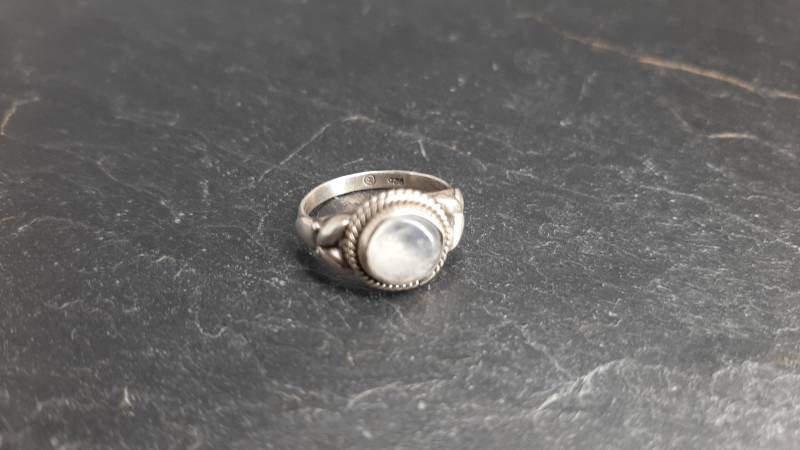 Kleiner Runder Mondstein Ring Mit Fassung Gefertigt Aus 925Er Silber von naturalmysticsu