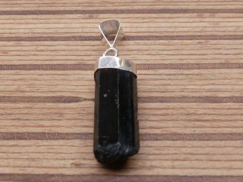 Kleiner Spitzenförmiger Turmalin Kettenanhänger Mit 925 Silbereinfassung Und Öse von naturalmysticsu