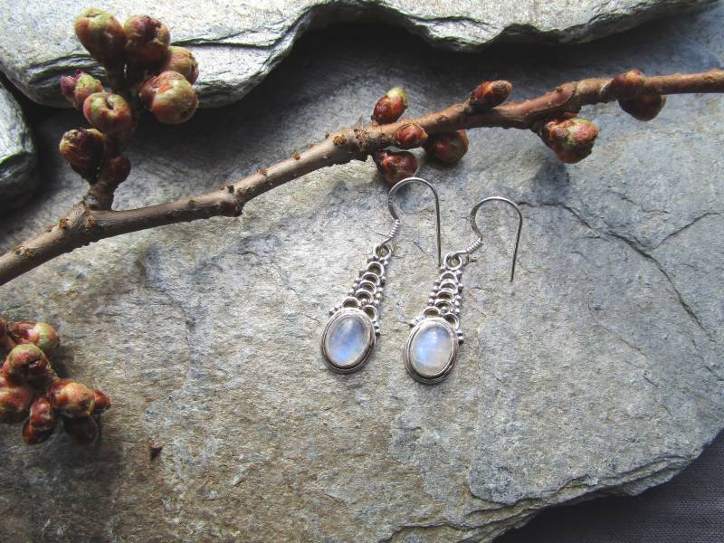 Lange Kunstvoll Verzierte Ohrhänger Aus 925Er Silber Mit Ovalem Mondstein von naturalmysticsu