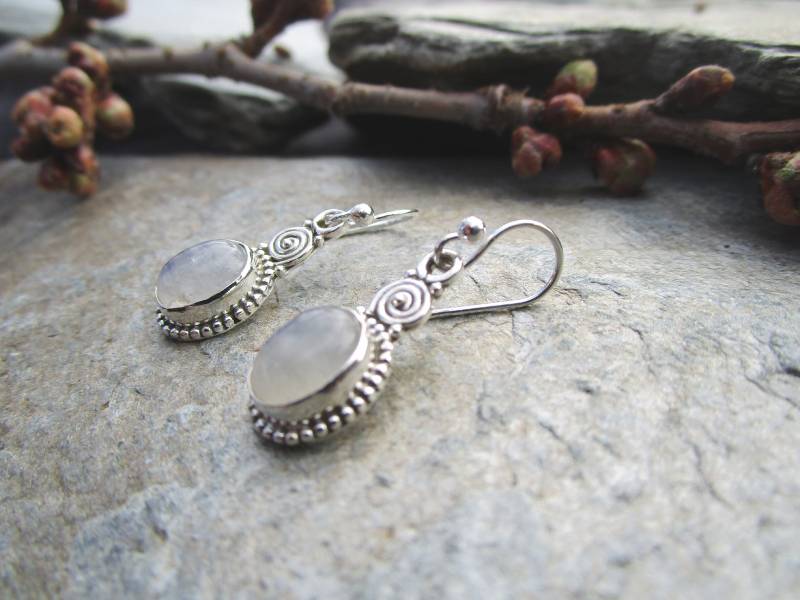 Lange Ohrhänger Aus Ovalem Mondstein Mit Verzierter Einfassung 925Er Silber von naturalmysticsu