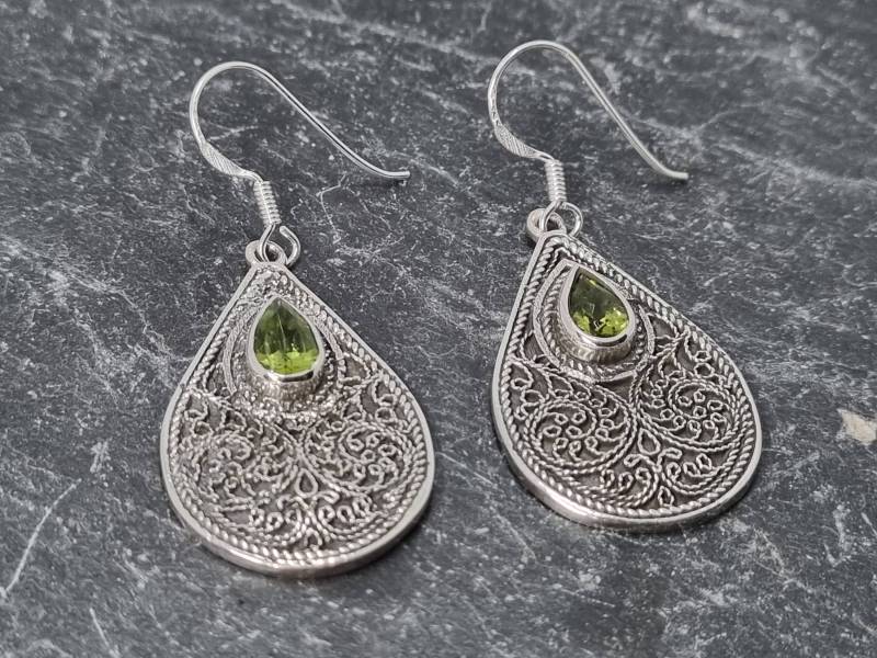 Mega Wunderschön Verzierte Tropfenförmige Ohrhänger Aus 925Er Silber Mit Facettiertem Peridot von naturalmysticsu