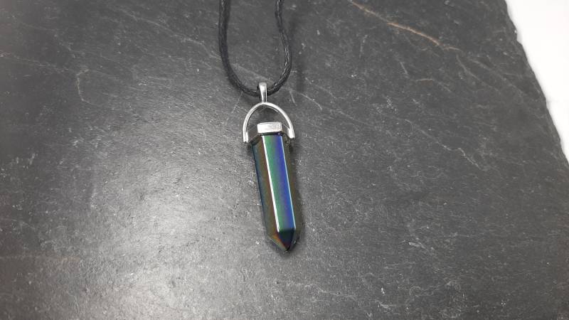 Mit Titan Bedampfte Hämatit Spitze, Gefasst, An Verstellbarem Textilband 3 cm Lang von naturalmysticsu