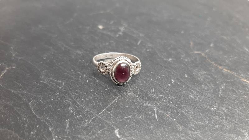 Ovaler Granat Ring Mit Fassung Gefertigt Aus 925Er Silber von naturalmysticsu