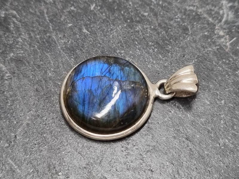 Runder Anhänger Aus Silber Mit Labradorit Runder Anhänger Aus Silber Mit Labradorit von naturalmysticsu