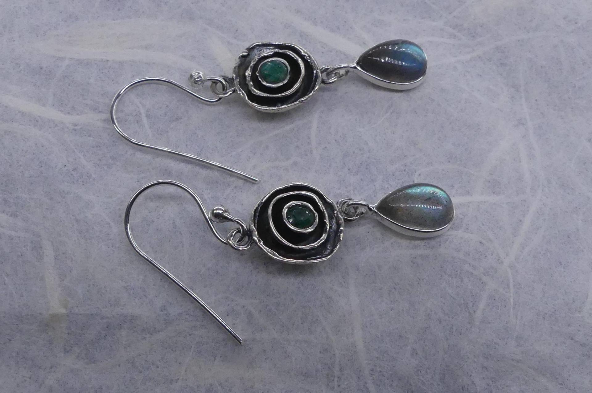 Sehr Anmutende 925 Silber Hängeohrringe Mit Facettierten Smaragden Und Kleinen Tropfenförmigen Frei Pendelnden Labradoriten Echter Hingucker von naturalmysticsu