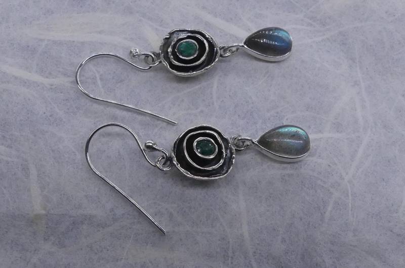 Sehr Anmutende 925 Silber Hängeohrringe Mit Facettierten Smaragden Und Kleinen Tropfenförmigen Frei Pendelnden Labradoriten Echter Hingucker von naturalmysticsu