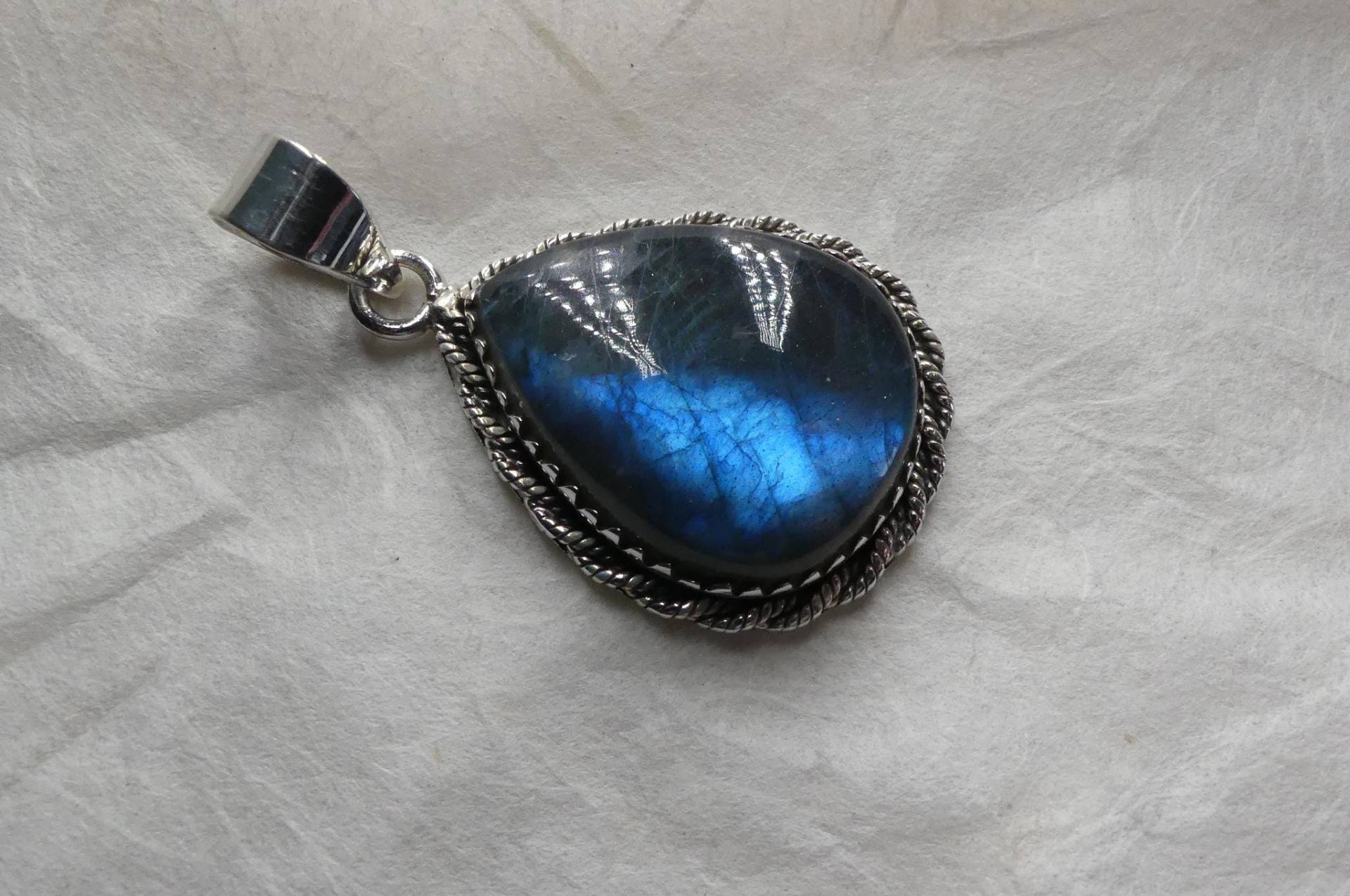 Sehr Eleganter Labradorit Kettenanhänger Mit Besonderer 925 Silbereinfassung von naturalmysticsu