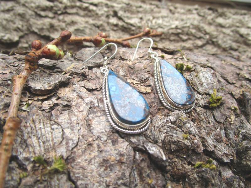 Unikat Wunderschöne Hängeohrringe Aus Tropfenförmigem Chrysokoll Mit Hübsch Verzierter Einfassung 925Er Silber von naturalmysticsu