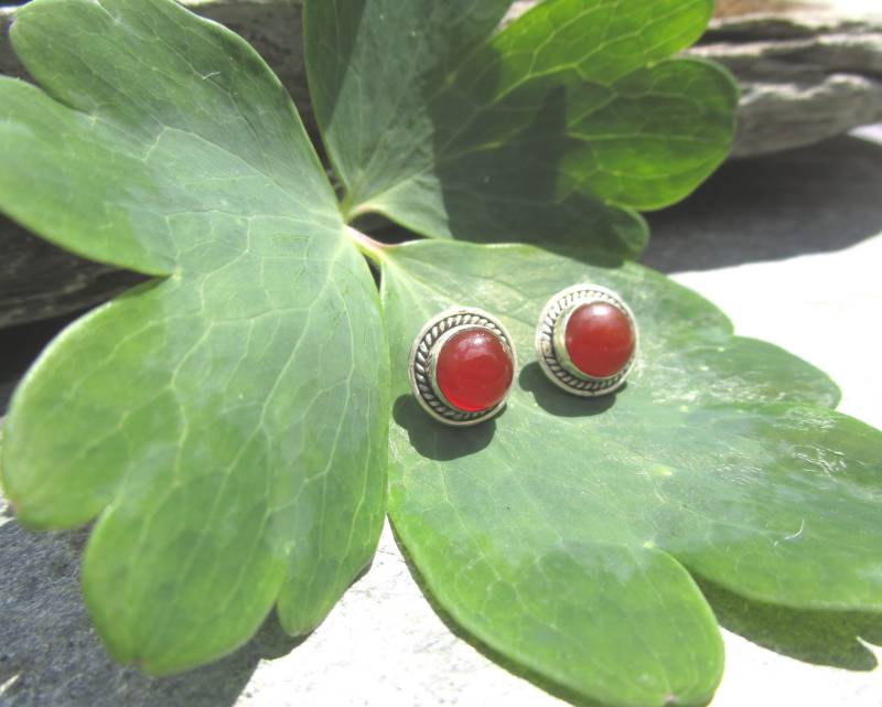 Verzierte Rundekarneol Ohrstecker Mit Hübscher Einfassung Aus 925Er Silber Und Rundem Karneol von naturalmysticsu