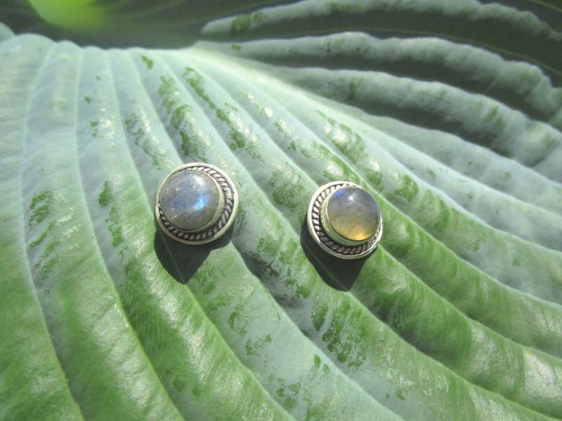 Verzierte Rundelabradorit Ohrstecker Mit Hübscher Einfassung Aus 925Er Silber Und Rundem Labradorit von naturalmysticsu