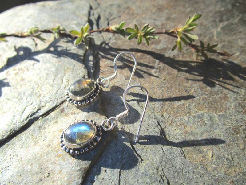 Wunderschön Blau Leuchtende Ovale Labradorit Ohrhänger Mit Hübsch Verzierter Einfassung Aus 925Er Silber von naturalmysticsu