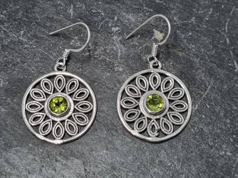 Wunderschön Verzierte Runde Ohrhänger Aus 925Er Silber Mit Facettiertem Peridot von naturalmysticsu