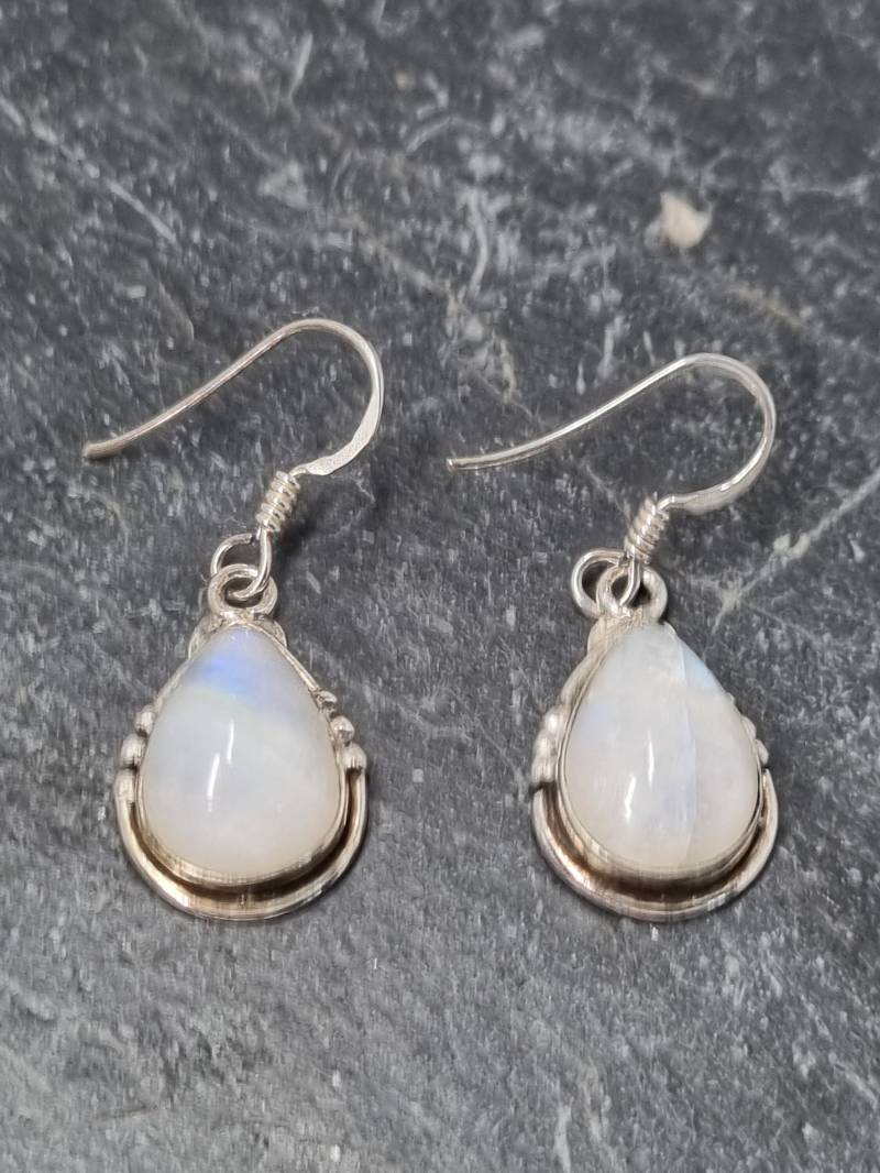 Wunderschöne Ohrhänger Mit Schlicht Verzierter Einfassung Aus 925Er Silber Tropfenförmigem Mondstein von naturalmysticsu