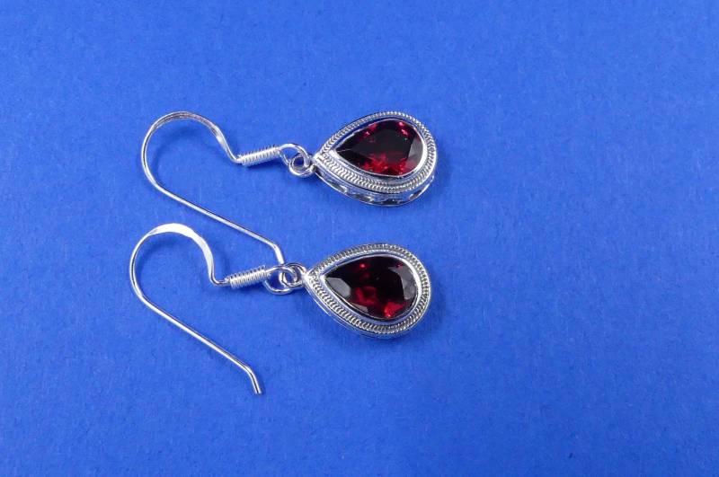 Wunderschöne Zart Schillernde Granat 925 Silber Hängeohrringe von naturalmysticsu