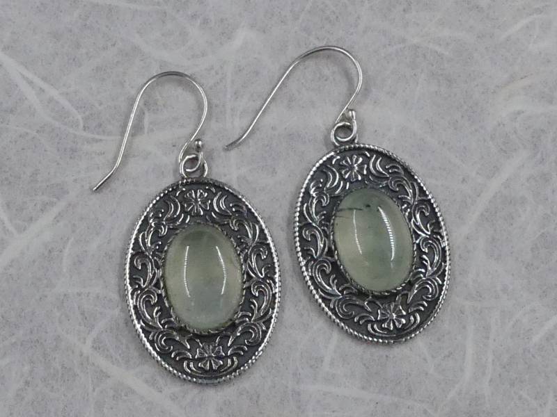 Zarte Jade 925 Silber Hängeohrringe Mit Fein Ziselierter Einfassung von naturalmysticsu